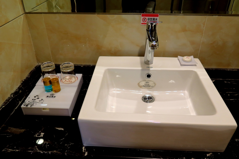 Bathroom 2, Qian Shan Holiday Hotel, Qianxinan Buyei and Miao