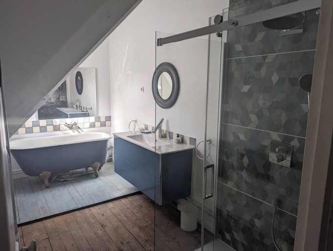 Bathroom, Au Bonheur des Voyageurs, Yvelines