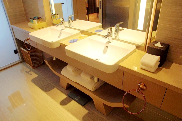 Bathroom 3, Sky World Hotel, Qingdao