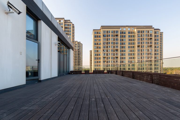 Exterior & Views