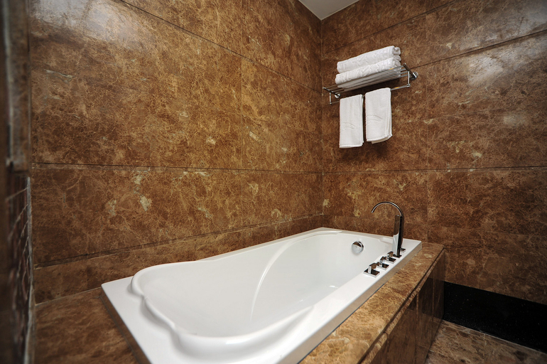 Bathroom 3, Hongshanhu Hot Spring Hotel, Kunming