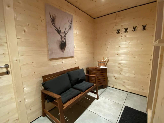 Others 5, Alpine Chalet with Ski-In Access, Zell am See