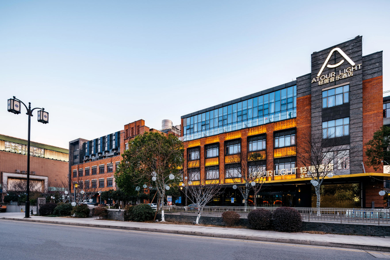 Exterior & Views