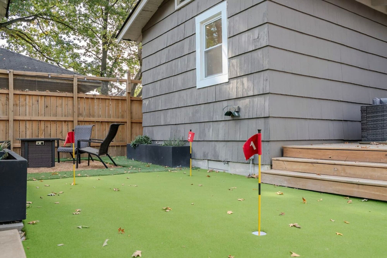 Room 4, Memphis Soul Retreat Putting Green Games, Shelby