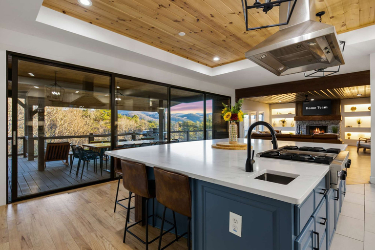 Room 4, Mtn Views Theater Hot Tub 5 King Suites, Fannin