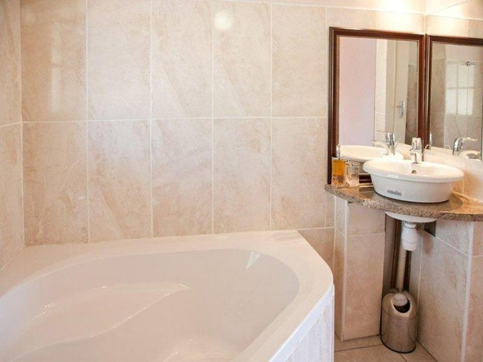 Bathroom 4, Red Stone Hills, Eden