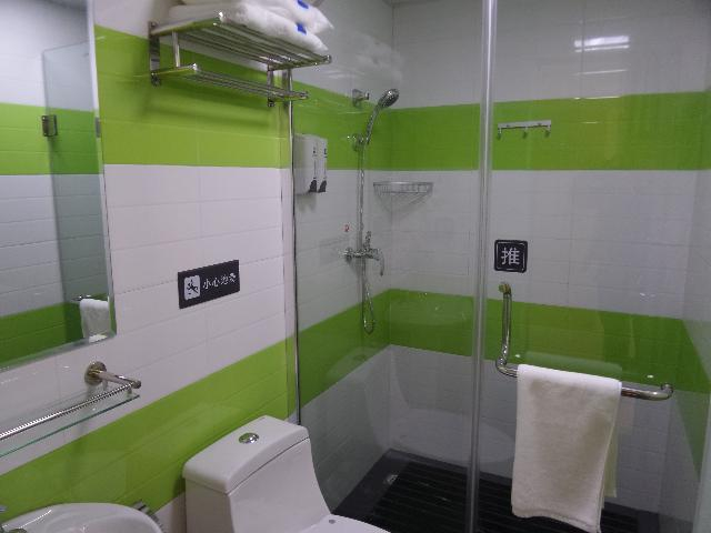 Bathroom 2, Linshui 300 Million Chain Hotels, Guang'an