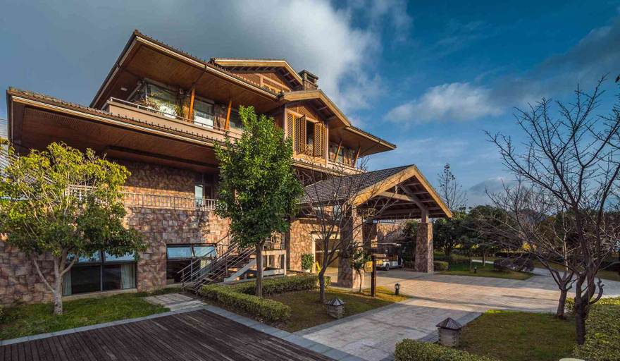 Exterior & Views