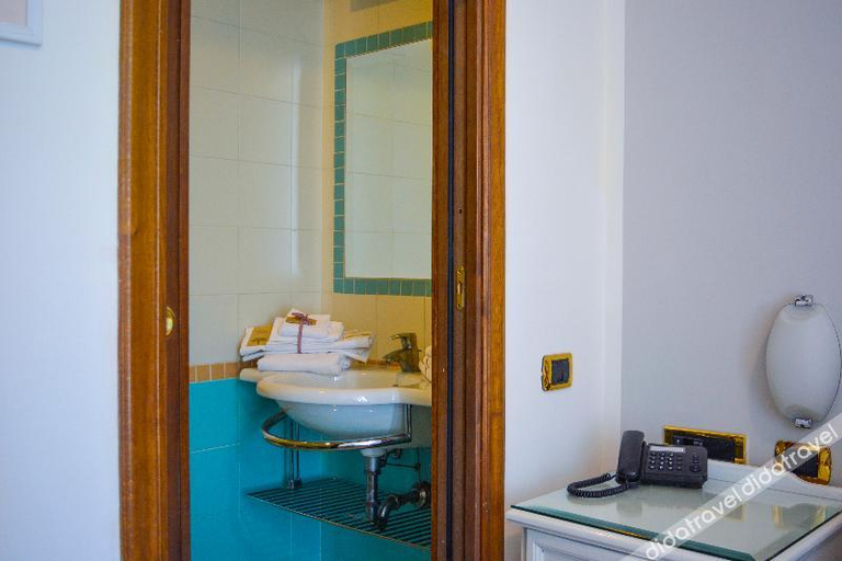 Bathroom, Hotel Tesoro Pompeiano, Napoli