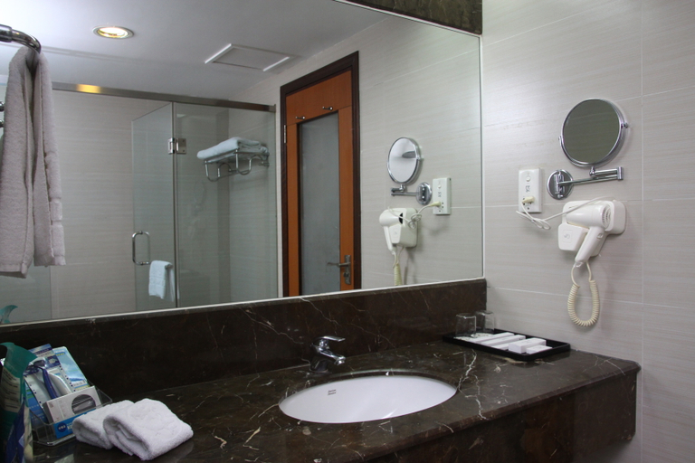 Bathroom 2, Shi Long Hotel, Dongguan