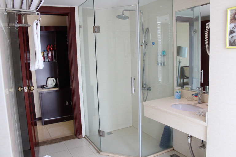 Bathroom, Gulf Business Hotel, Kunming