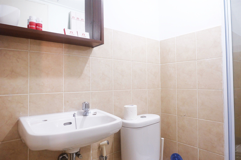 Bathroom 2, 코지 베이워크 아파트먼트 앳 그린 베이, Jakarta Utara