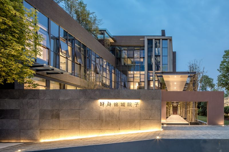 Exterior & Views