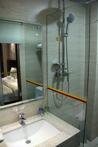 Bathroom 2, Super 8 (Dehui Wanda store, Nianzigou, Urumqi), Ürümqi