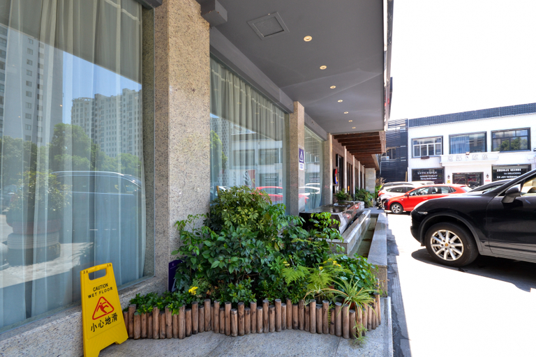 Exterior & Views