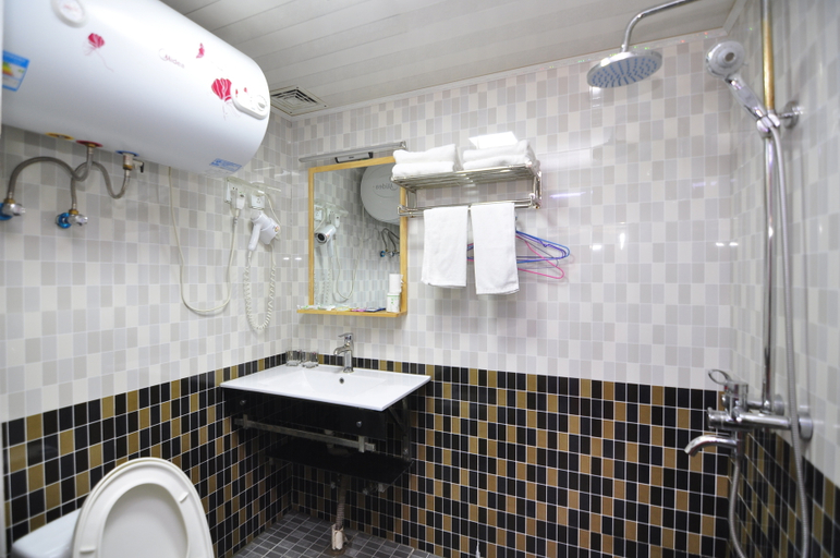 Bathroom 3, Chun Tian Hui Gu Holiday Hotel, Kunming
