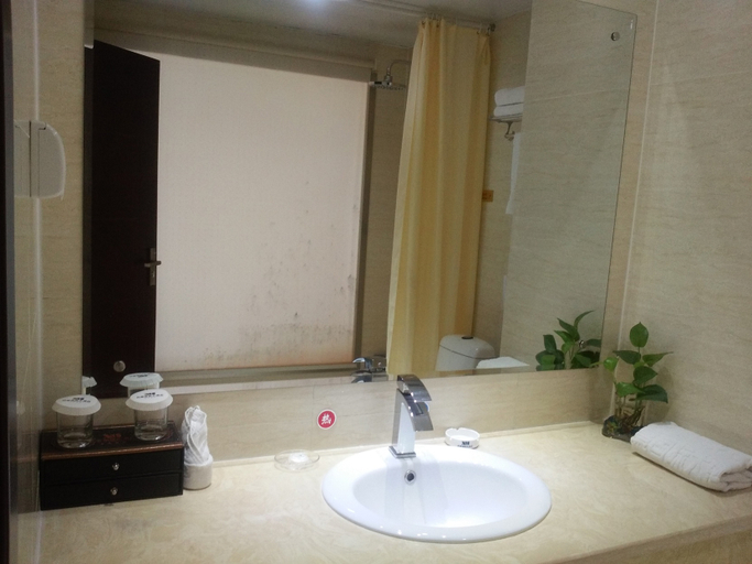 Bathroom 2, Xunhao International Hotel, Altay