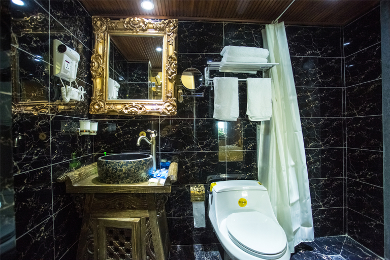Bathroom 3, Lijiang Sifang Inn, Lijiang