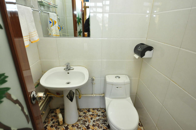 Bathroom 4, Zhongyi Hostel, Jinan