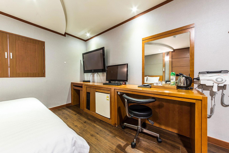 Bedroom 3, Suwon Station Hotel MOM, Suwon