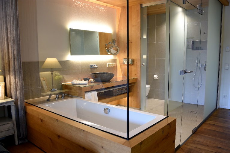 Bathroom, Wellnessgarten-Hotel, Traunstein