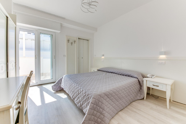 Bedroom 3, MARITTIMO Riccione - Hotel Clipper FRONTE MARE, Rimini