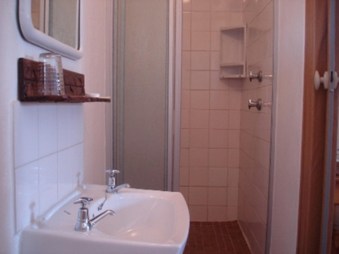 Bathroom, Bay Cove Inn, Cacadu