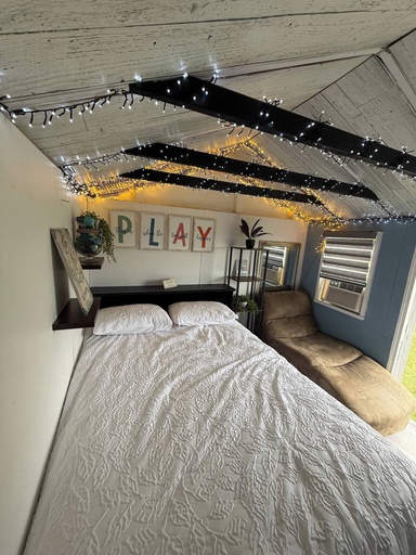 Room 2, Romantic Cabin Escape in Dawn Euphemia Sunsets & S'mores, Lambton