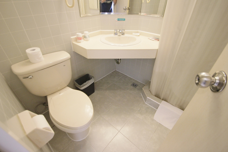 Bathroom 4, Magnotel Hotel Shanghai Jinjiang Park Branch, Shanghai