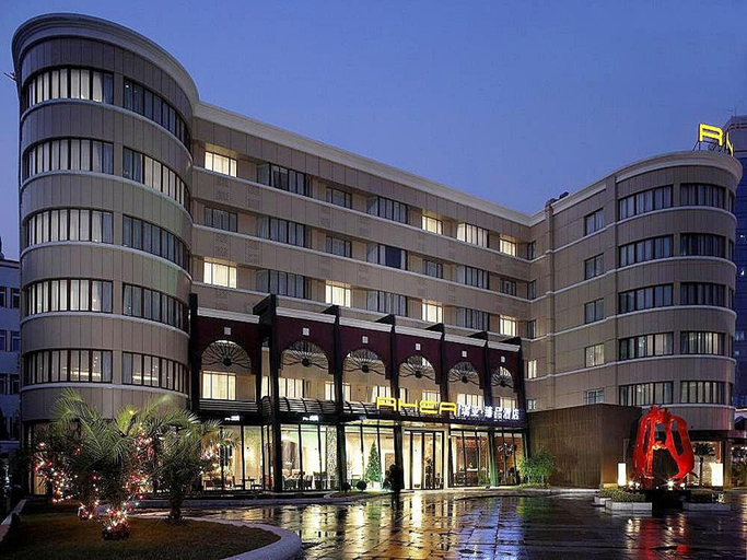 Exterior & Views