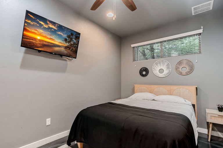 Room 5, The Rosewood Retreat 6BR s Hottub Dogfriendly, Travis