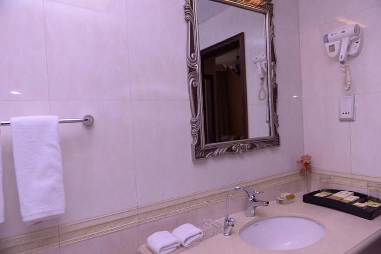 Bathroom 2, Longmen Grand Hotel, Harbin