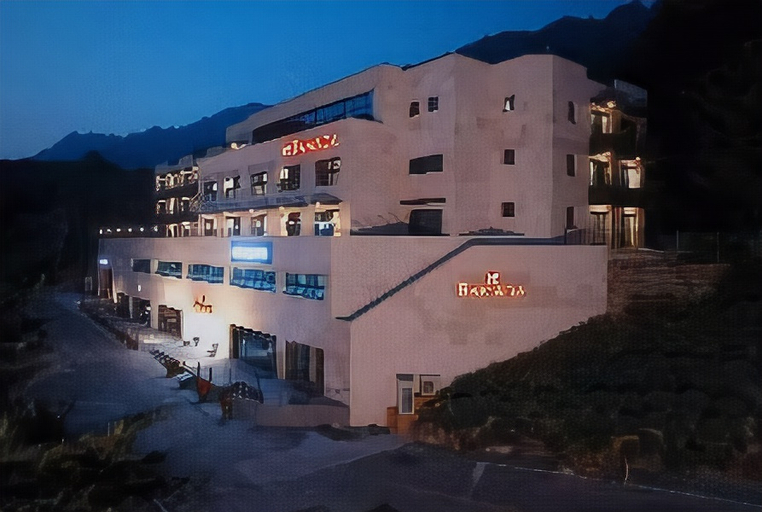 Exterior & Views