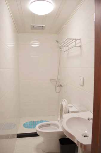 Bathroom 2, Lianshuo Inn, Huzhou