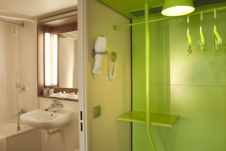 Bathroom 5, Campanile NATURE - Epône, Yvelines