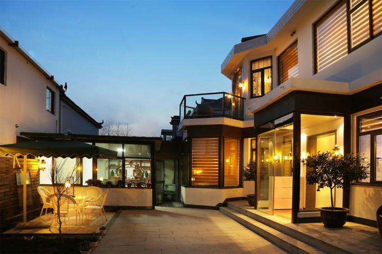 Exterior & Views