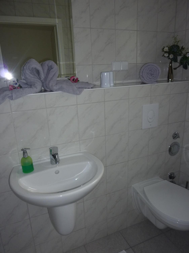 Bathroom 5, Down Town Motel Berlin, Berlin