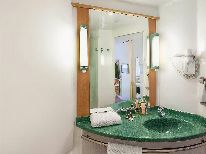 Bathroom 4, ibis budget Valencia Aeropuerto, Valencia