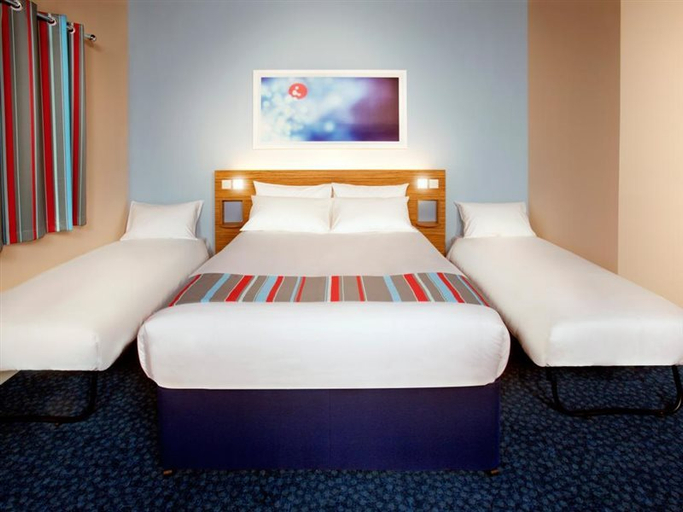 Bedroom 2, Travelodge Bradford Central, Bradford