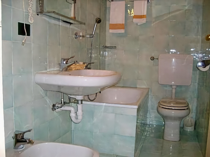 Bathroom 4, Residence Miramare, Imperia