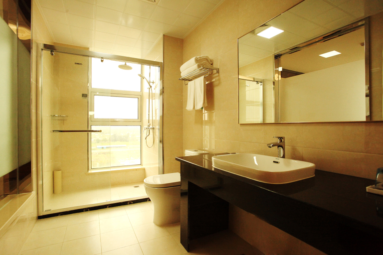 Bathroom 3, 鑫和ホリデーホテル(キョ南臨港区政府)(鑫和假日酒店(莒南临港区政府店)), Linyi