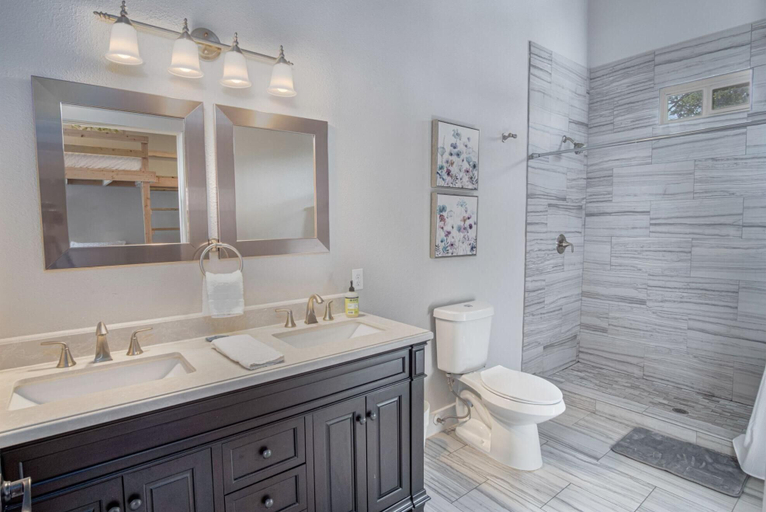 Bathroom 3, Gorgeous, Family-friendly Home Near Downtown, Bexar