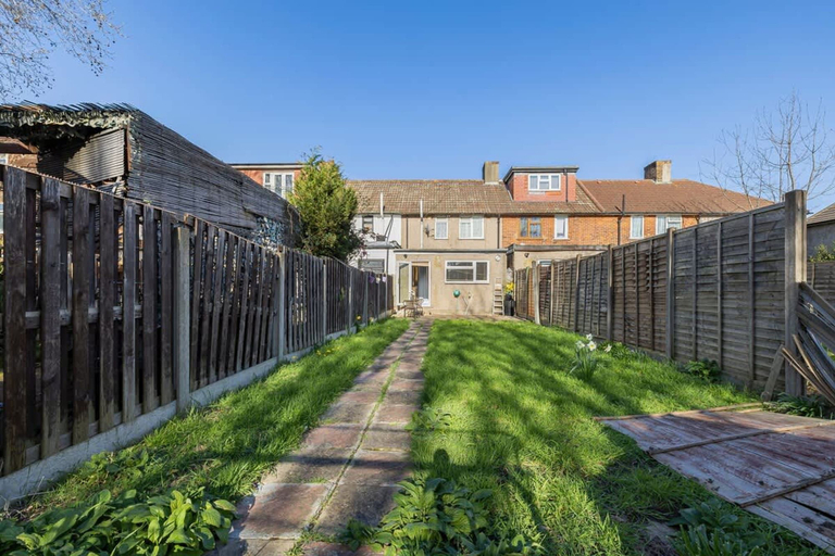 Room 4, Modern 2BR House Garden Parking Sleeps 4, London