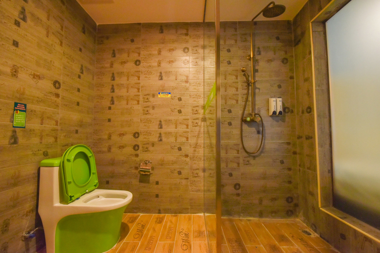 Bathroom 2, Vimega Hotel (Haikou high speed rail City West Station), Haikou
