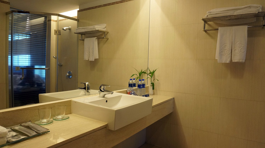 Bathroom 3, CP Peninsula Hotel, Dongguan