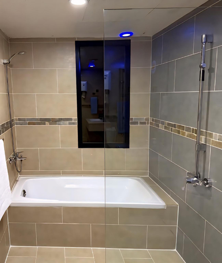 Bathroom, Corniche Street – Pearl Room, Abu Dhabi City