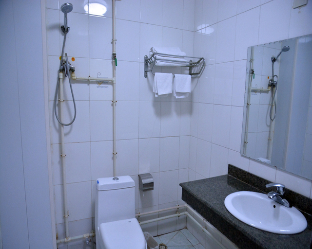 Bathroom, Fulinmen Hotel, Laiwu
