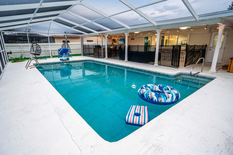 Room 5, Private Dock Heated Pool Hot Tub Game Room Fun, Hillsborough