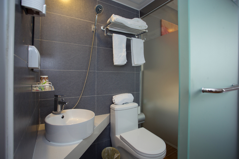 Bathroom 2, Hi Inn Shanghai Xuhui Jiaotong University, Shanghai