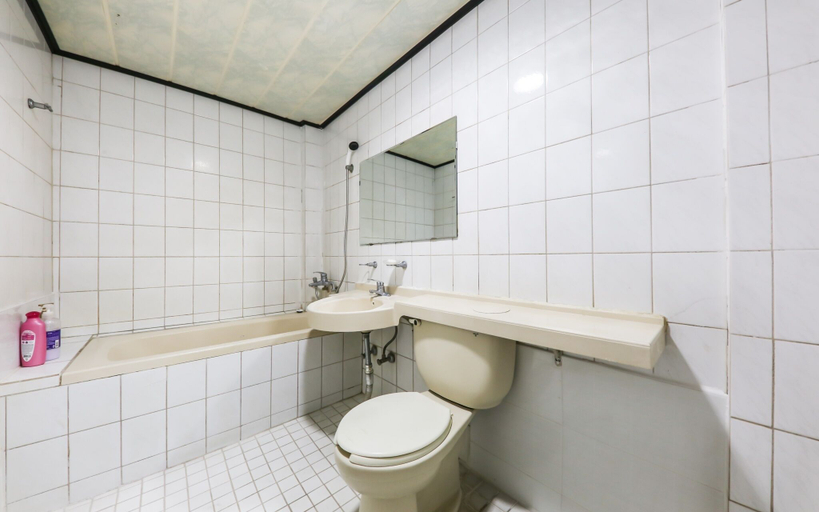 Bathroom 5, Asan Lucky, Asan
